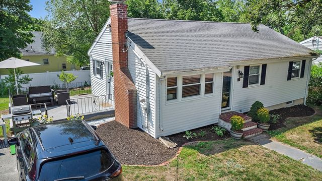 11 Worcester Pl, Holbrook, MA 02343
