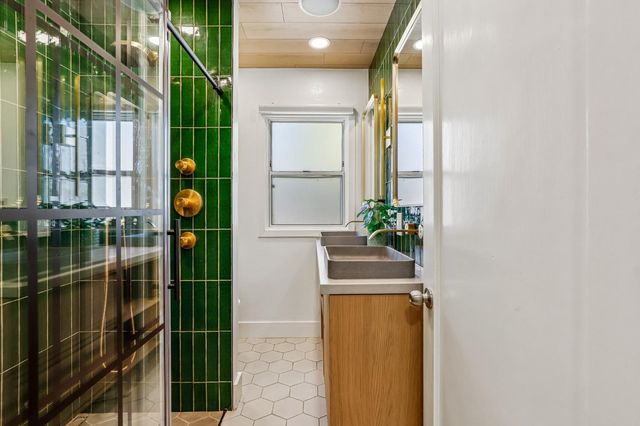 4865 V St, Sacramento, CA 95817