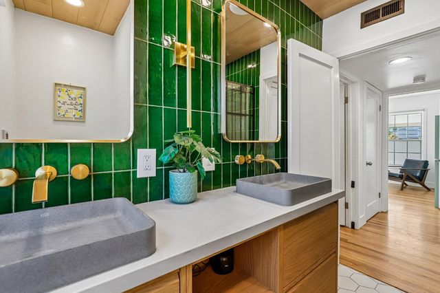 4865 V St, Sacramento, CA 95817