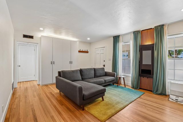 4865 V St, Sacramento, CA 95817