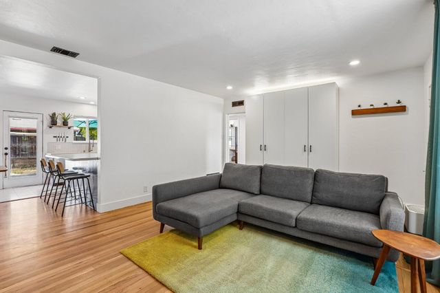 4865 V St, Sacramento, CA 95817