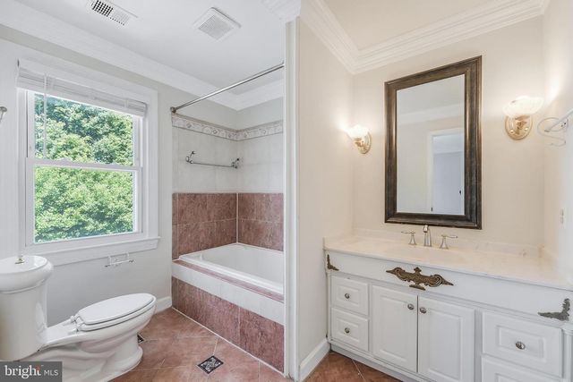 10520 HUNTING CREST LN, Vienna, VA 22182