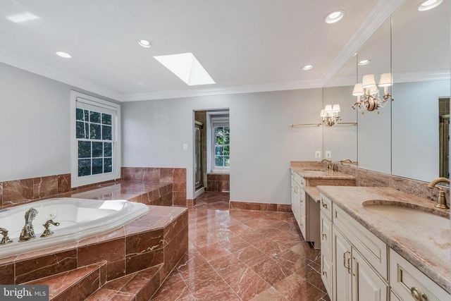 10520 HUNTING CREST LN, Vienna, VA 22182