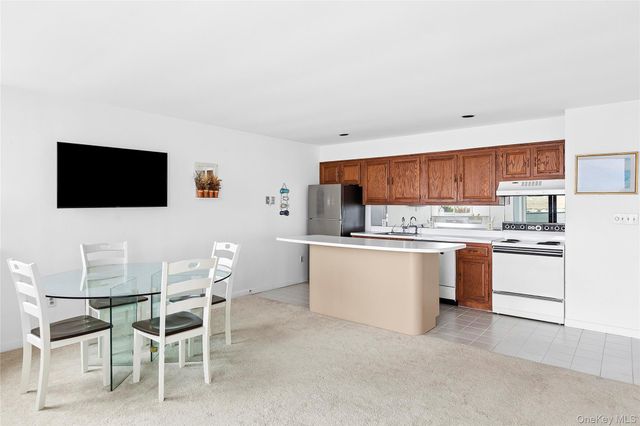 261 Dune Road 5, Westhampton Beach, NY 11978