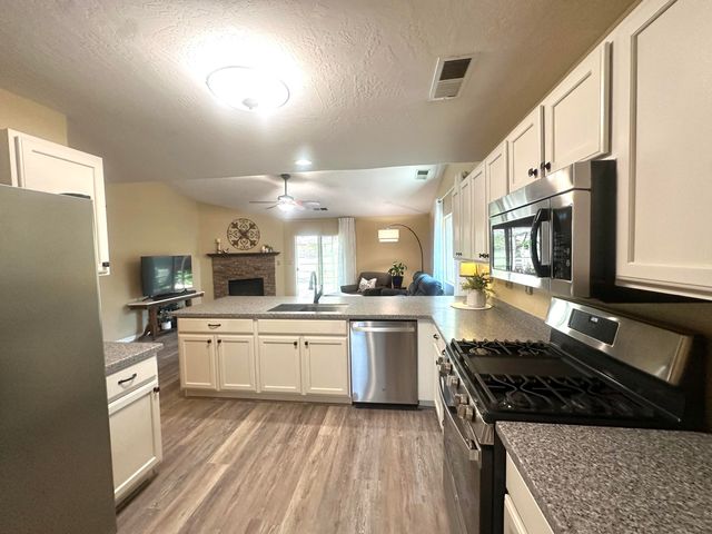 2338 E Chestnut Court, Visalia, CA 93292