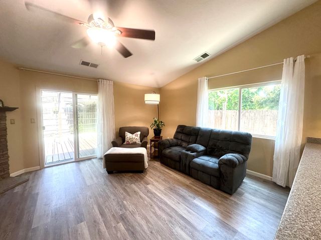 2338 E Chestnut Court, Visalia, CA 93292