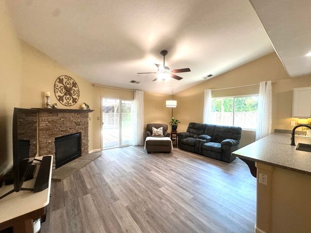 2338 E Chestnut Court, Visalia, CA 93292