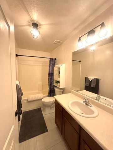 2338 E Chestnut Court, Visalia, CA 93292