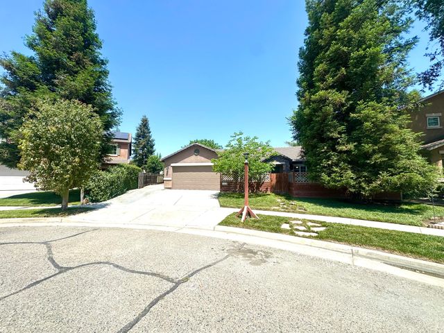 2338 E Chestnut Court, Visalia, CA 93292