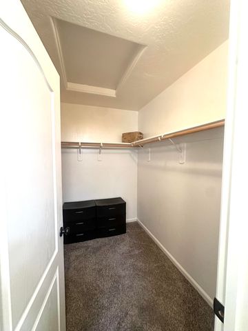 2338 E Chestnut Court, Visalia, CA 93292