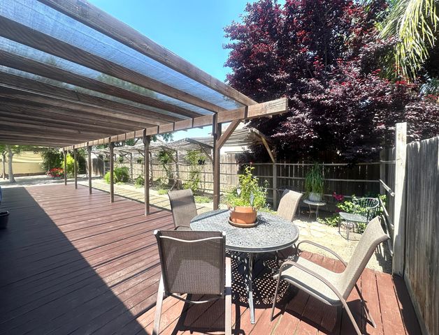 2338 E Chestnut Court, Visalia, CA 93292