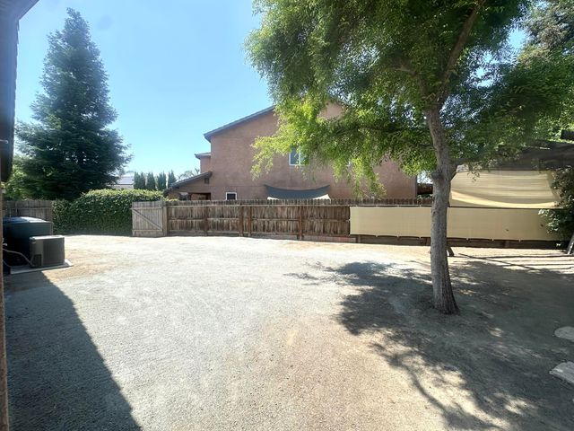 2338 E Chestnut Court, Visalia, CA 93292