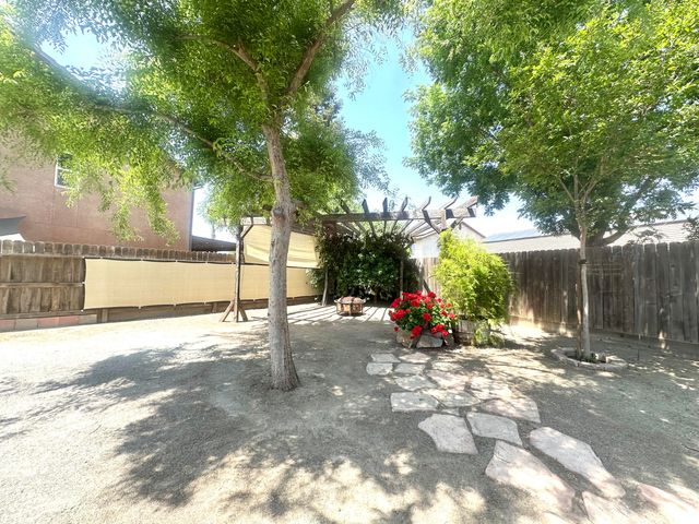 2338 E Chestnut Court, Visalia, CA 93292