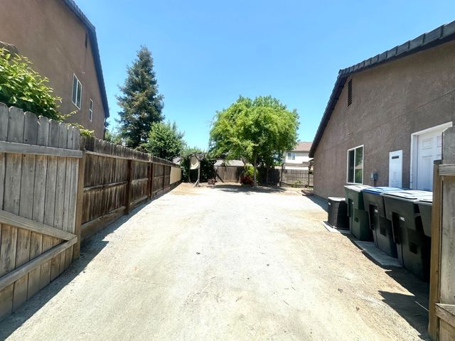 2338 E Chestnut Court, Visalia, CA 93292