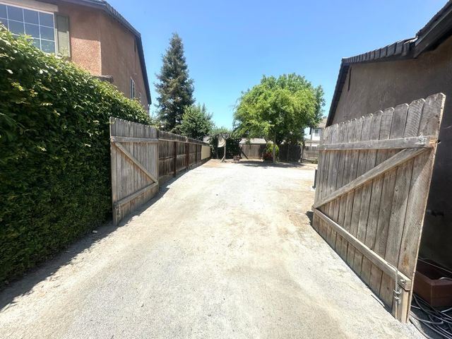 2338 E Chestnut Court, Visalia, CA 93292