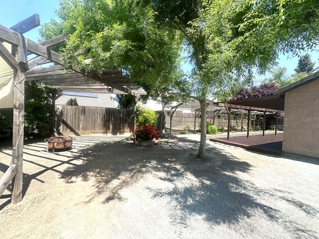 2338 E Chestnut Court, Visalia, CA 93292