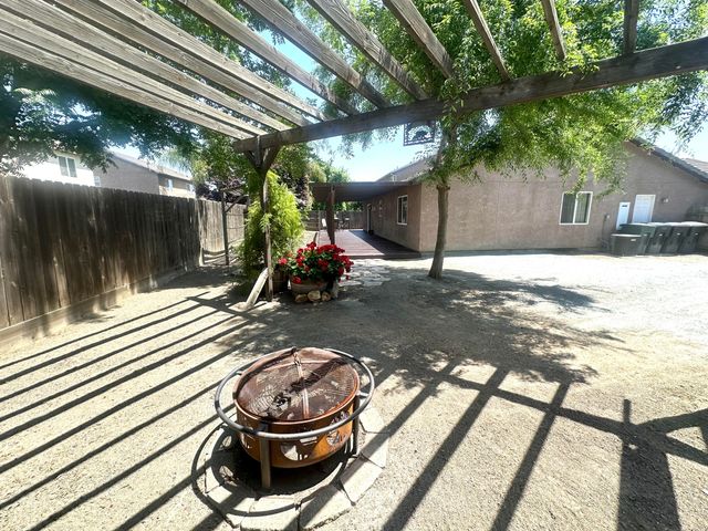 2338 E Chestnut Court, Visalia, CA 93292