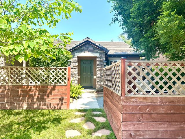 2338 E Chestnut Court, Visalia, CA 93292