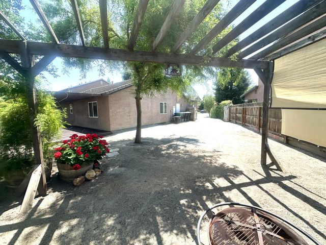 2338 E Chestnut Court, Visalia, CA 93292
