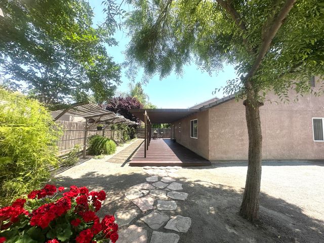 2338 E Chestnut Court, Visalia, CA 93292