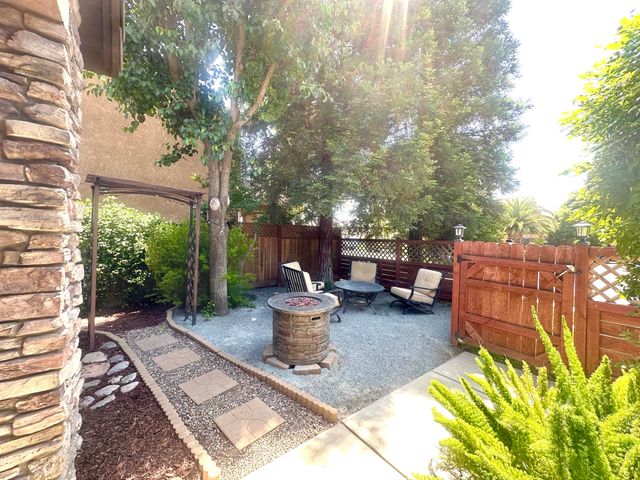 2338 E Chestnut Court, Visalia, CA 93292