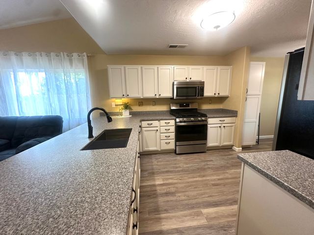 2338 E Chestnut Court, Visalia, CA 93292