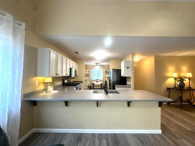 2338 E Chestnut Court, Visalia, CA 93292