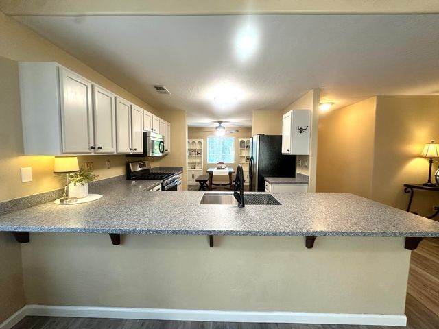 2338 E Chestnut Court, Visalia, CA 93292