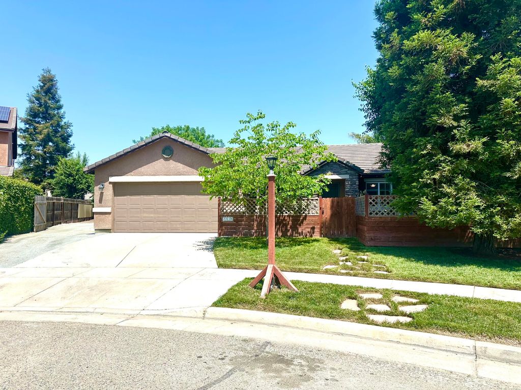 2338 E Chestnut Court, Visalia, CA 93292