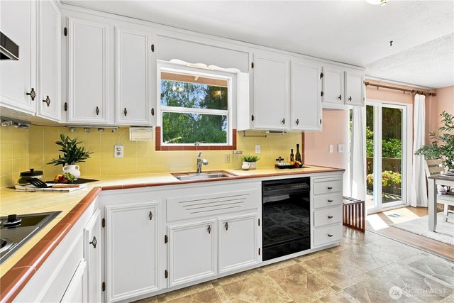 10634 32nd Avenue SW, Seattle, WA 98146