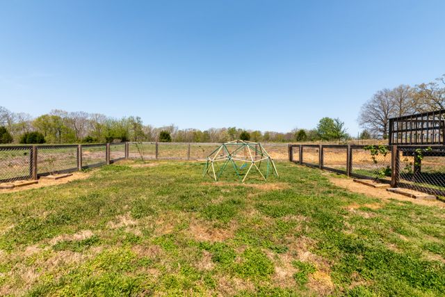 202 Rocky Dr, Dickson, TN 37055