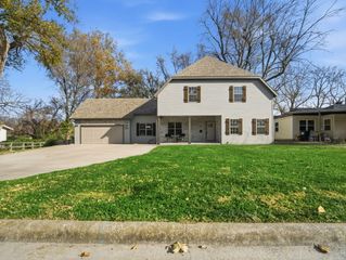 1436 S Pickwick Avenue, Springfield, MO 65804