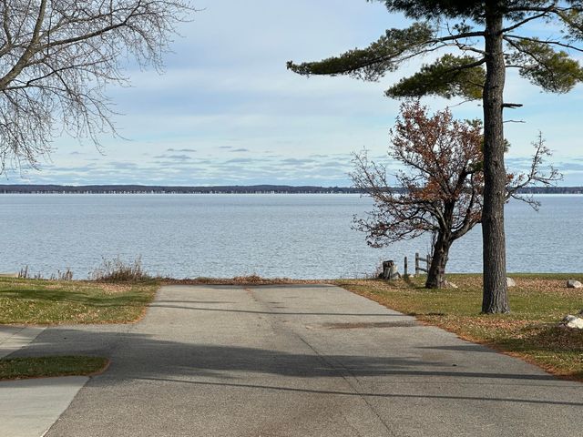 113 Wells Street, Houghton Lake, MI 48629