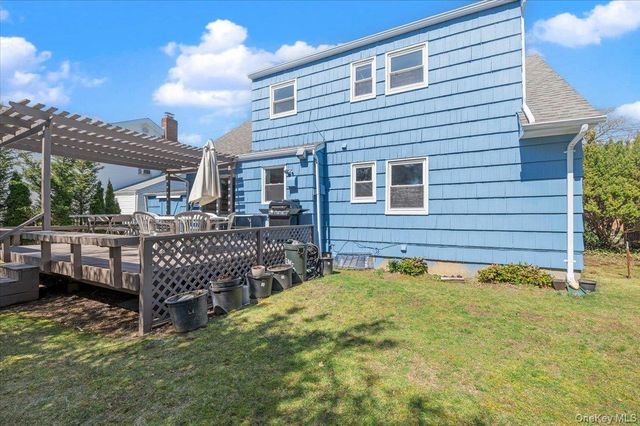 11 Glenwood Road, Glen Head, NY 11545