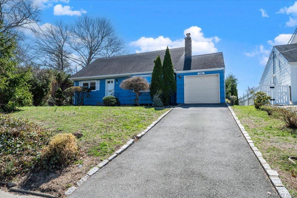 11 Glenwood Road, Glen Head, NY 11545