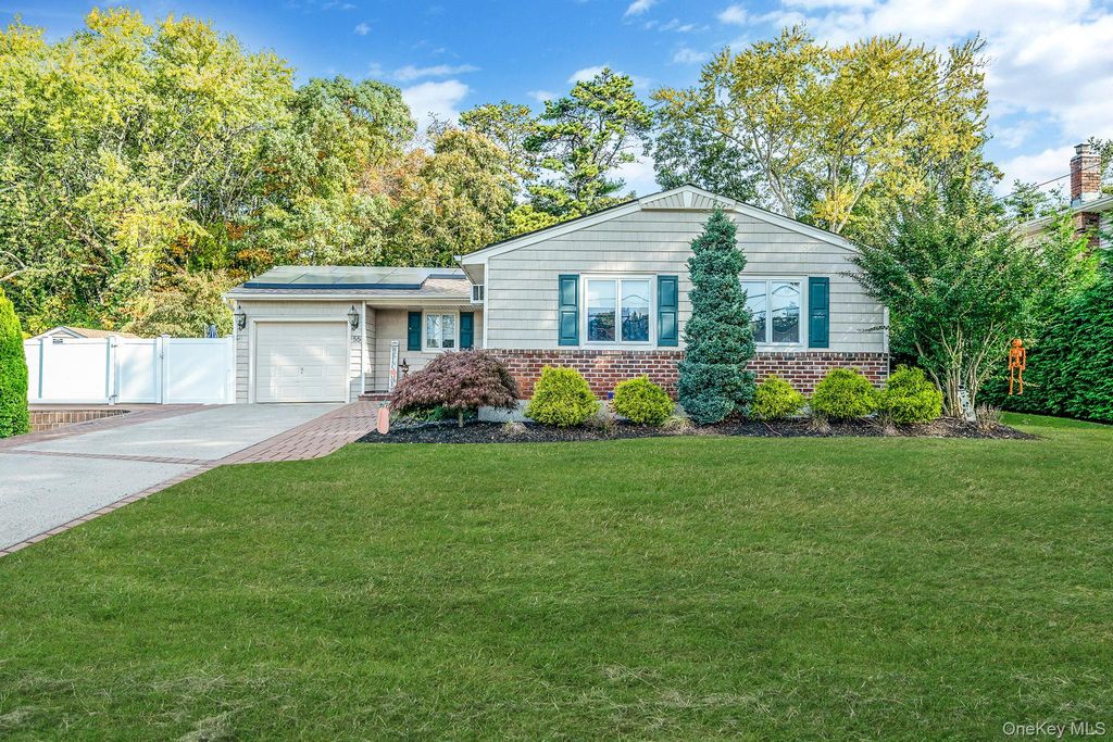 55 Wexford Drive, Oakdale, NY 11769