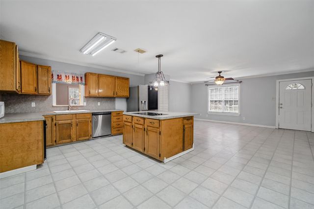 112 Lone Pine Drive, Huffman, TX 77336