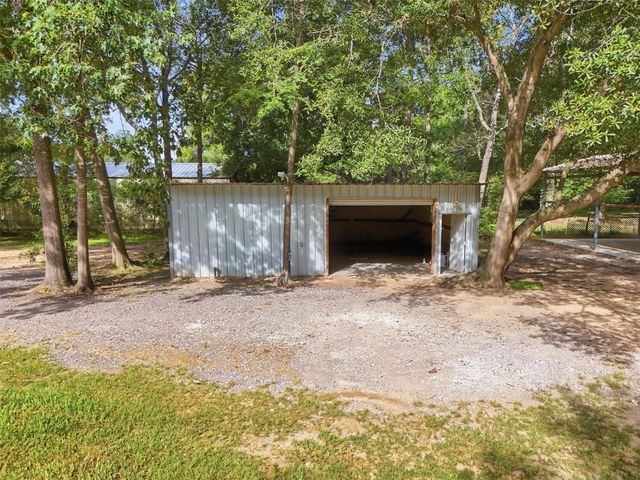 112 Lone Pine Drive, Huffman, TX 77336