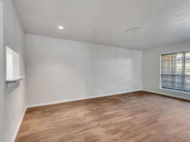 1860 White Oak Drive 333, Houston, TX 77009