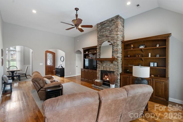 188 Honeysuckle Creek Loop, Mooresville, NC 28117