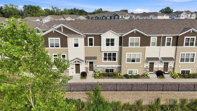 2217 Gateway Curve, North Saint Paul, MN 55109