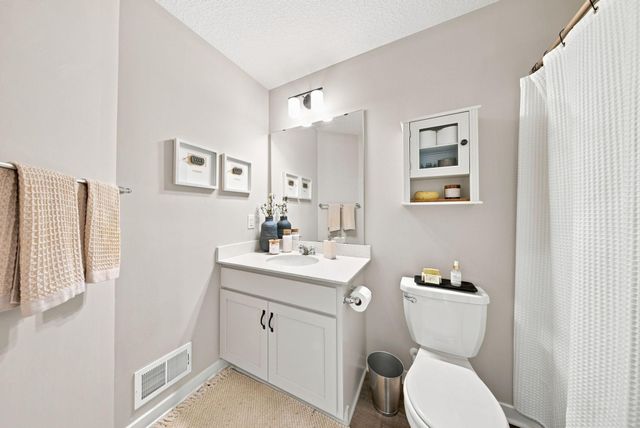 2217 Gateway Curve, North Saint Paul, MN 55109