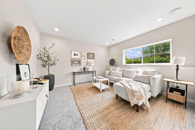 2217 Gateway Curve, North Saint Paul, MN 55109