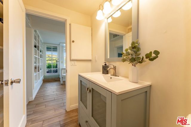 9866 Mcbroom Street, Sunland (los Angeles), CA 91040