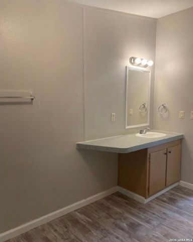 129 Oak Park, Adkins, TX 78101