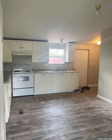 129 Oak Park, Adkins, TX 78101