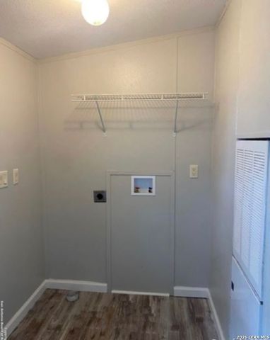 129 Oak Park, Adkins, TX 78101