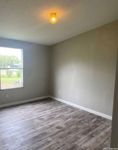 129 Oak Park, Adkins, TX 78101