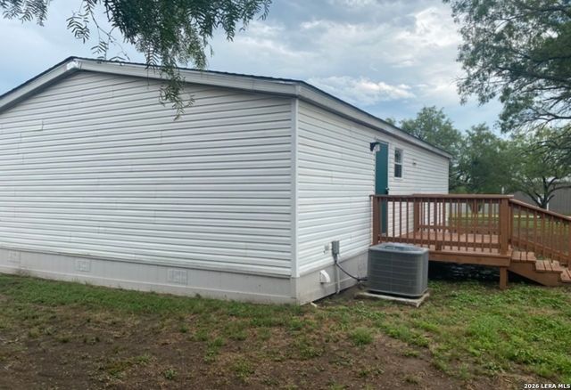 129 Oak Park, Adkins, TX 78101