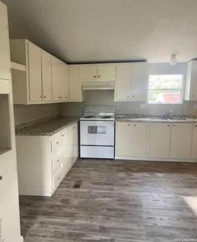 129 Oak Park, Adkins, TX 78101